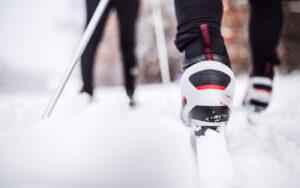 Gros plan sur des skis de fond