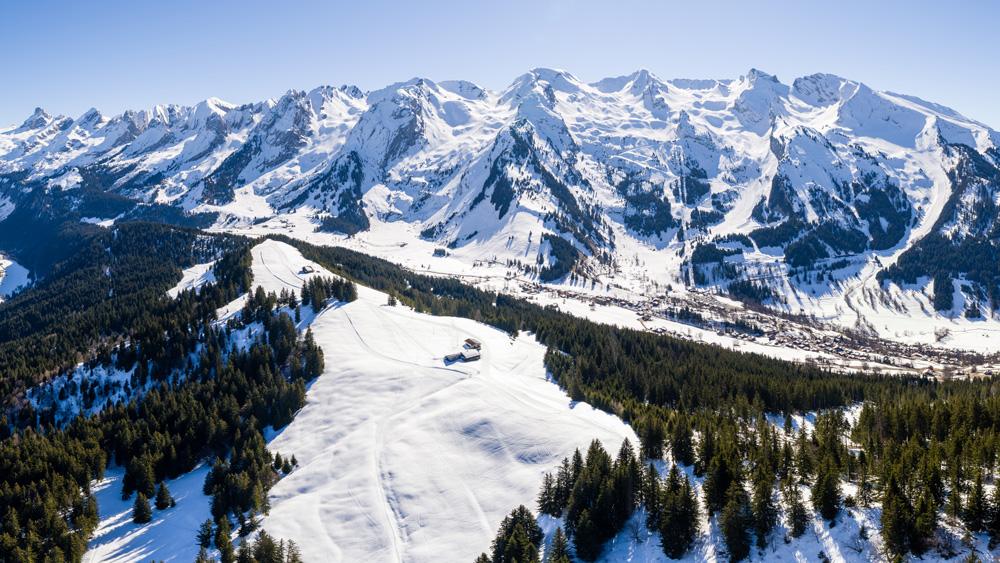 Chaîne de montagne enneigée